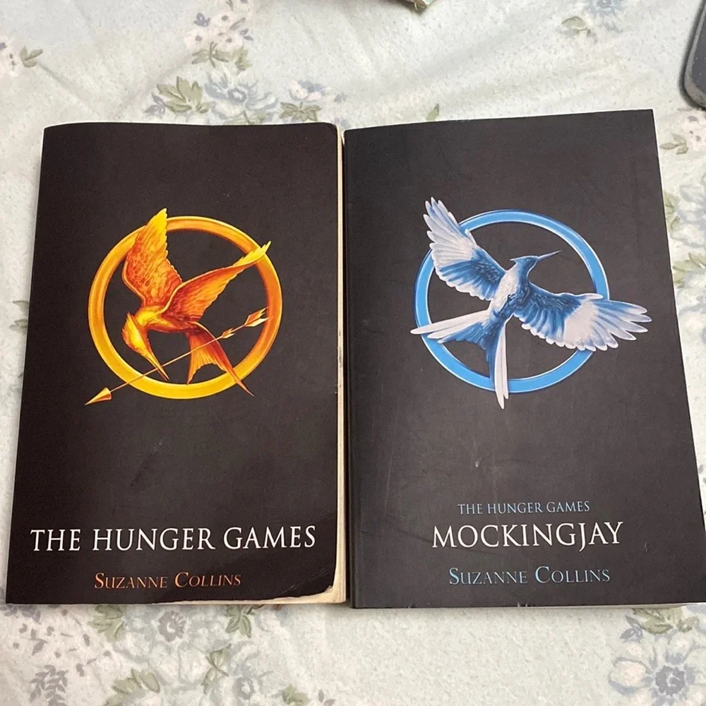 2x Suzanne Collins Novels The Hunger Games & Mockingjay - Picture 5 of 8